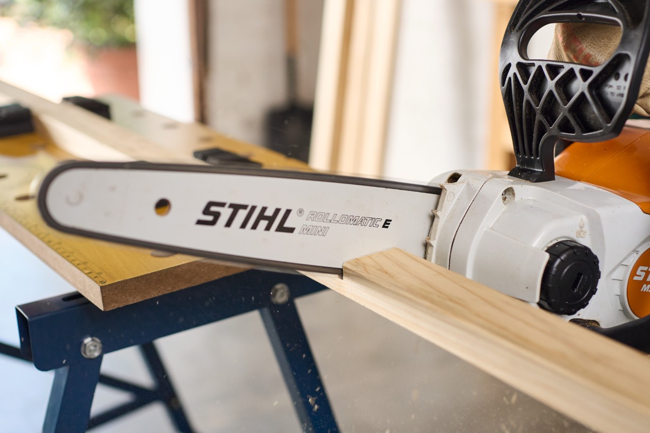 Een houten lat wordt met een STIHL MSA 70 accukettingzaag op de juiste lengte gezaagd