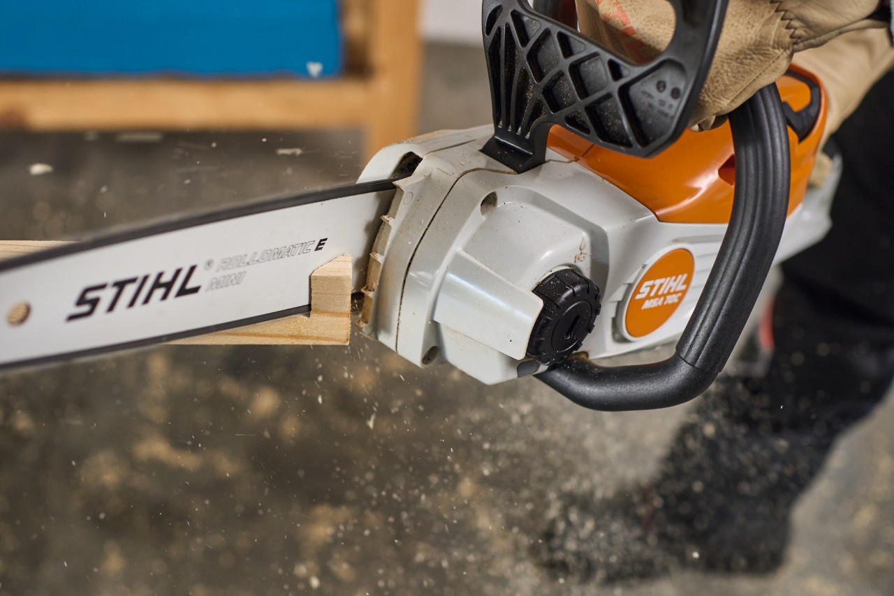 Close-up van hoe een lat spits wordt gemaakt met een STIHL MSA 70 accukettingzaag
