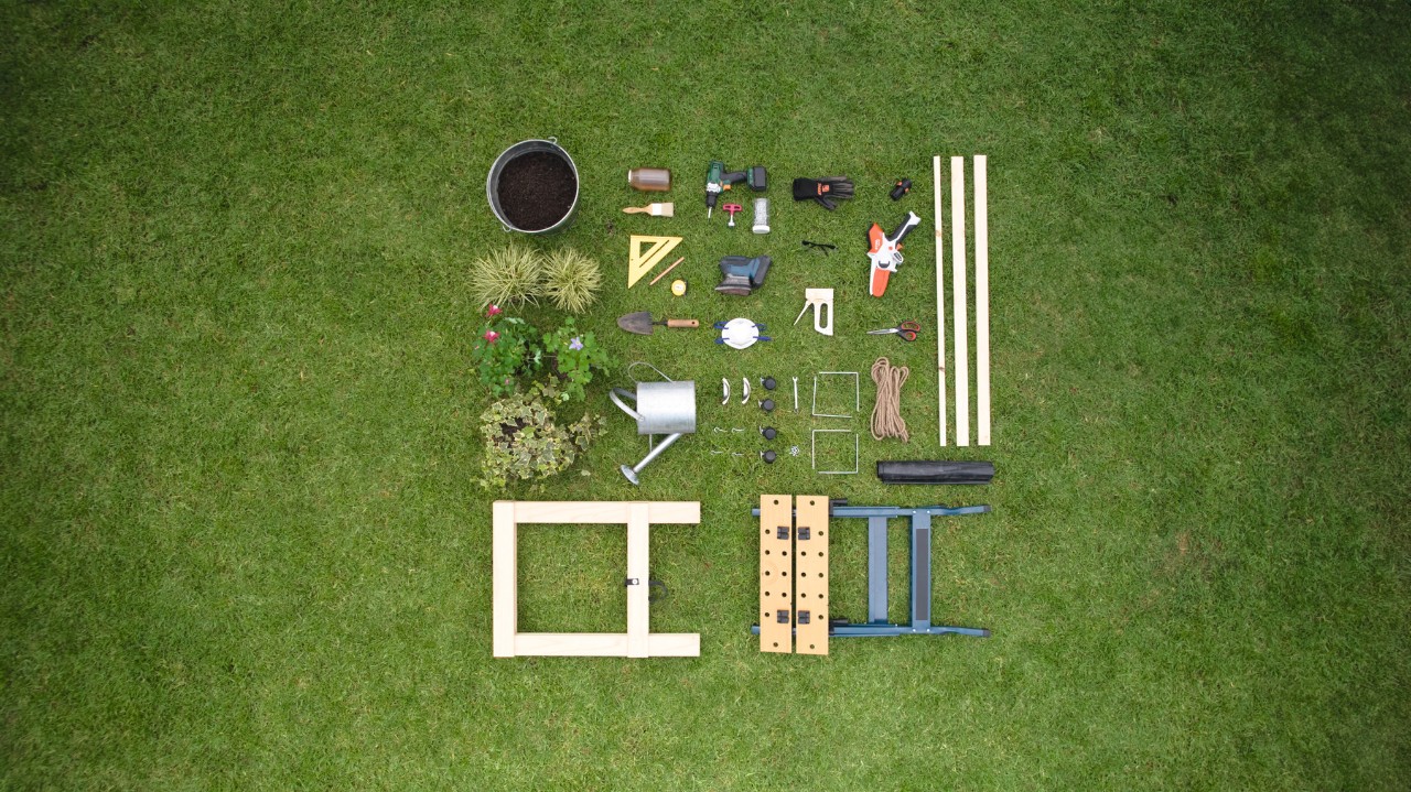 Droneshot van het materiaal en de spullen die je nodig hebt om een bloembak te maken