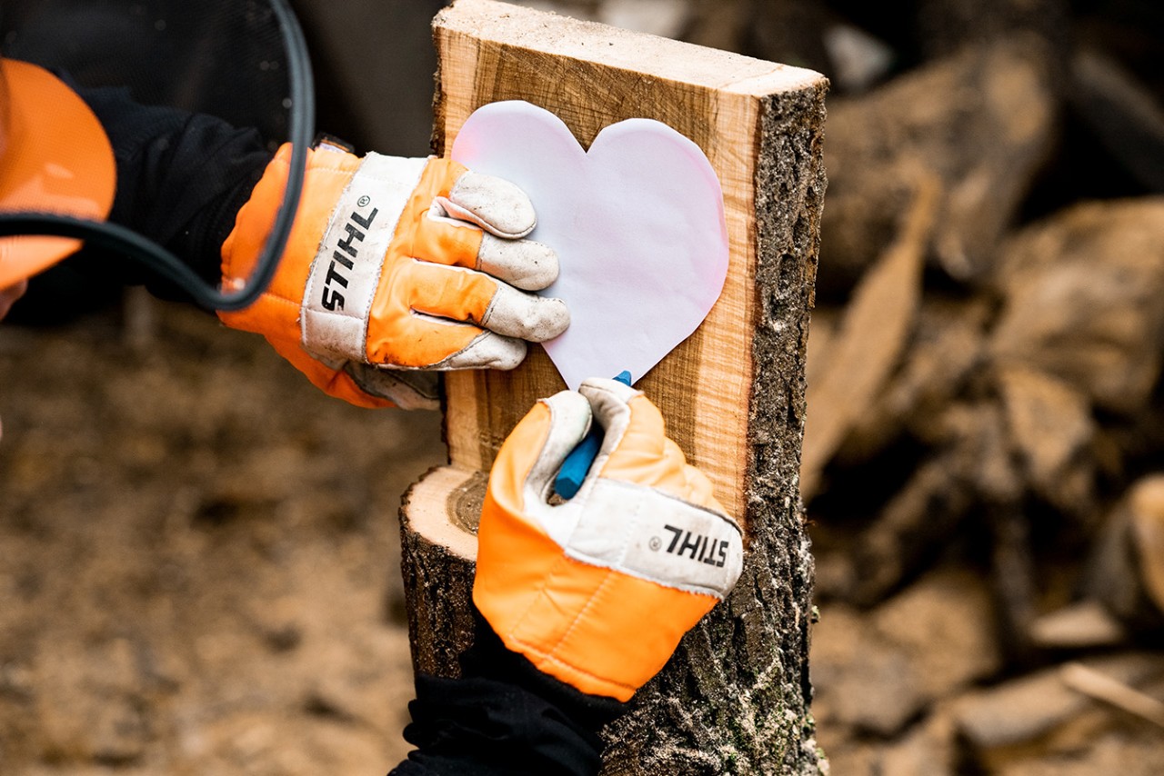 De hartvorm wordt op het hout getekend met markeerkrijt en een hartvormig sjabloon