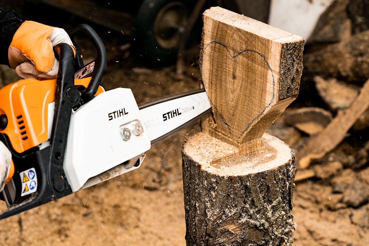 Uit het hout wordt een hartvorm gezaagd met een STIHL MS 170 benzinekettingzaag