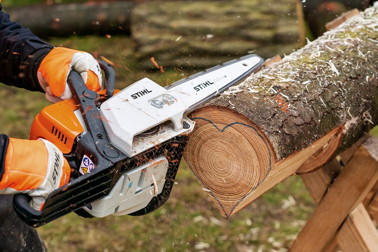 De hartvorm wordt uitgezaagd met een STIHL MS 170 benzinekettingzaag