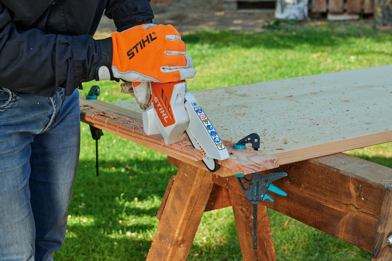Kenny Vervloet 48 minutes ago  Persoon zaagt houtstukken voor een hart uit een houten plank met de STIHL accusnoeizaag GTA 26.