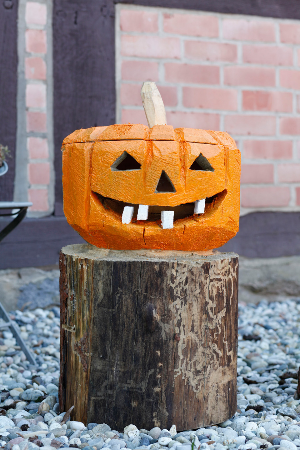 Een geschilderde houten jack-o'-lantern als versiering