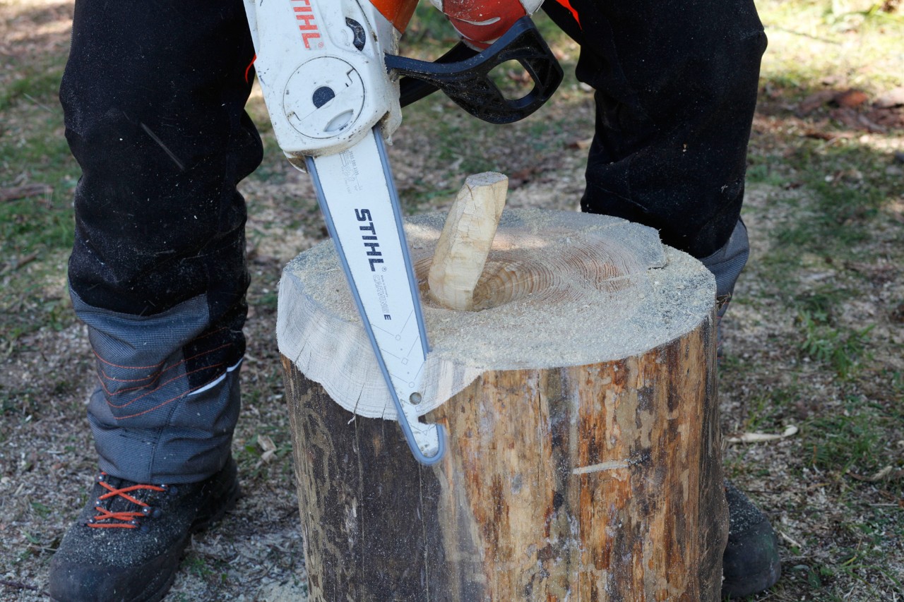 Bovenranden van een blok worden afgerond met een STIHL MSA 140 C kettingzaag