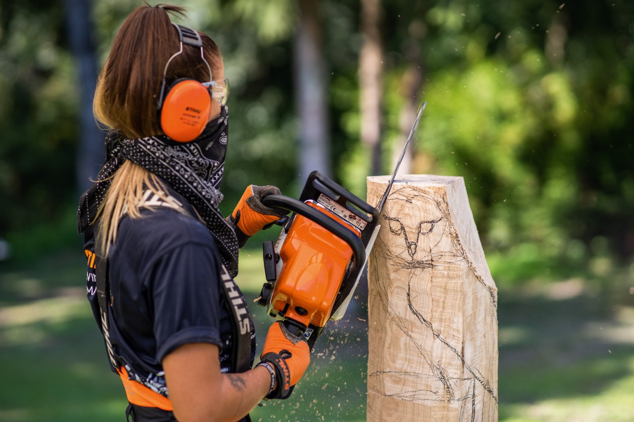 De grove contouren van de uil worden uitgesneden met een STIHL kettingzaag met carvingzaagblad