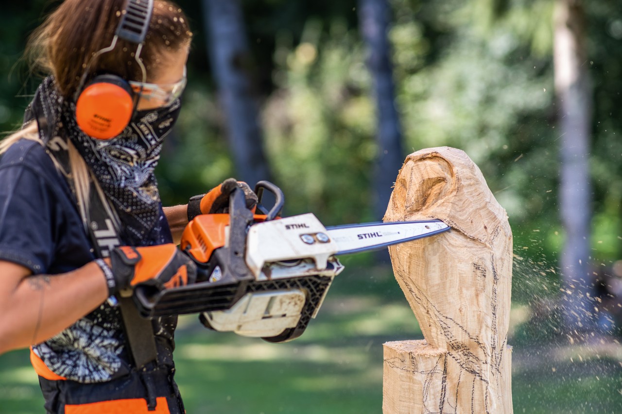 De vleugels van de houten uil worden gezaagd met een STIHL kettingzaag met carvingzaagblad