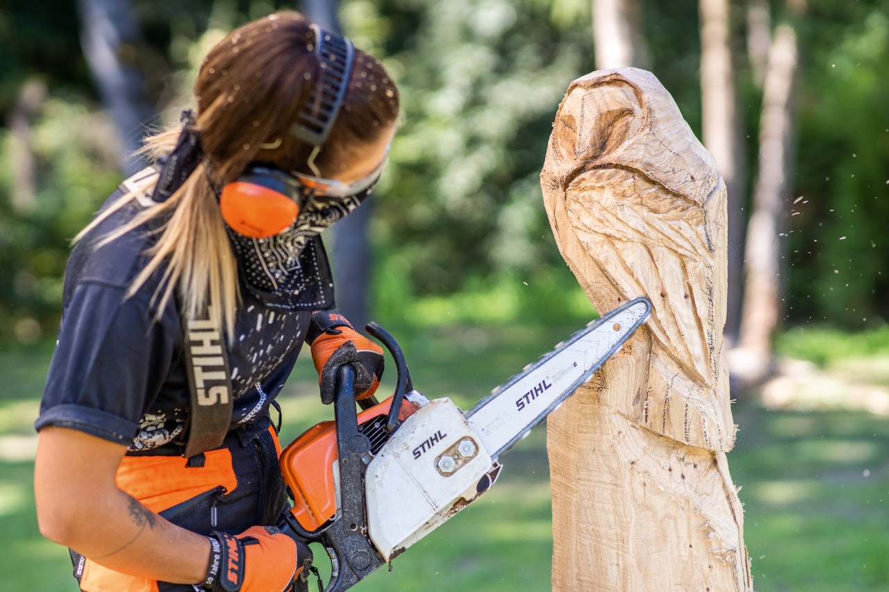 De vleugels van de houten uil worden gezaagd met een STIHL kettingzaag met carvingzaagblad