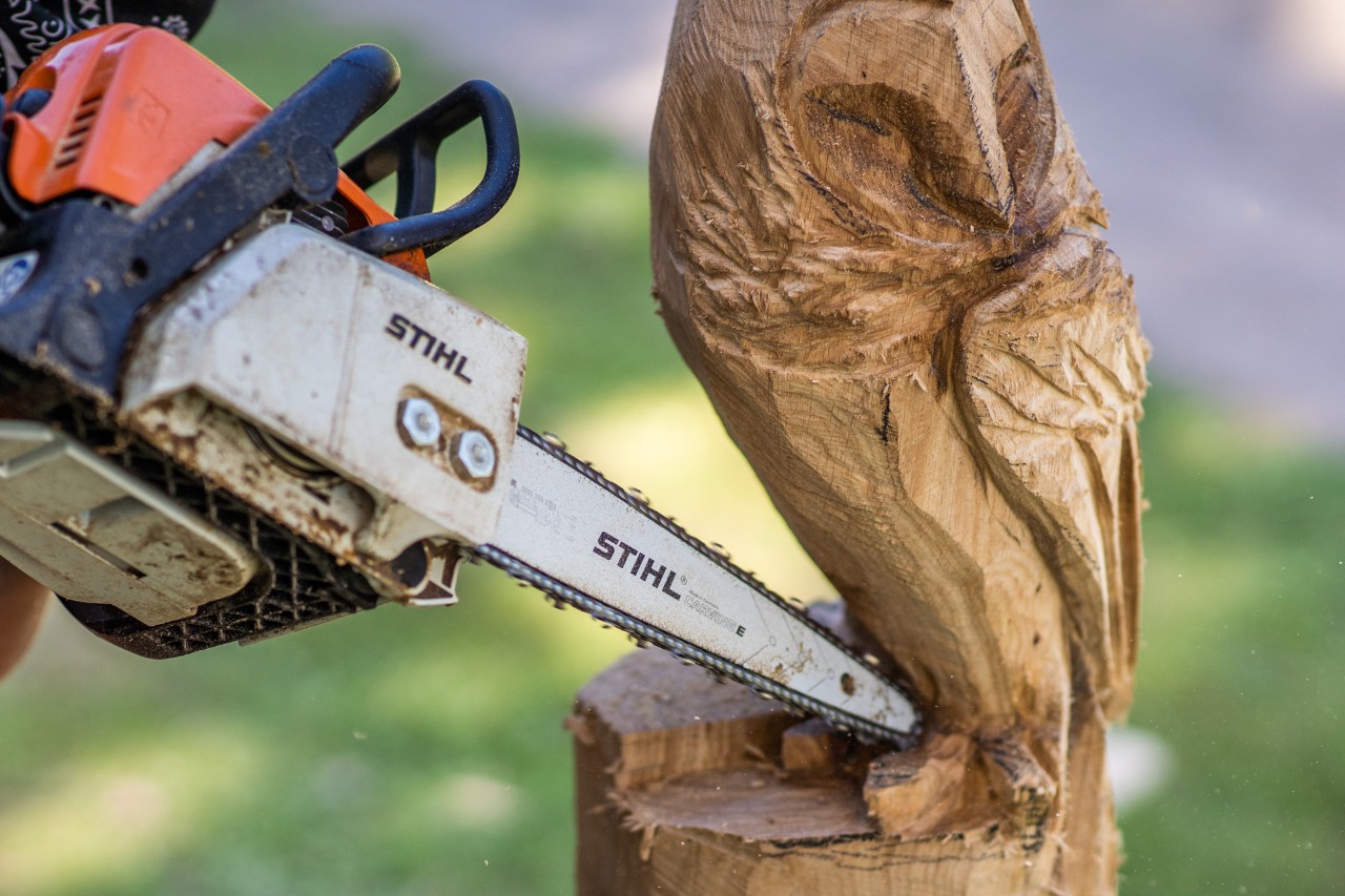 De klauwen van de houten uil worden uitgezaagd met een STIHL kettingzaag met carvingzaagblad