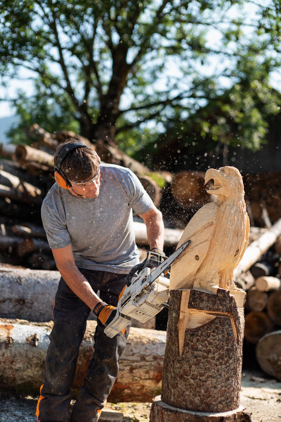 Man maakt met een STIHL kettingzaag een houten vogel