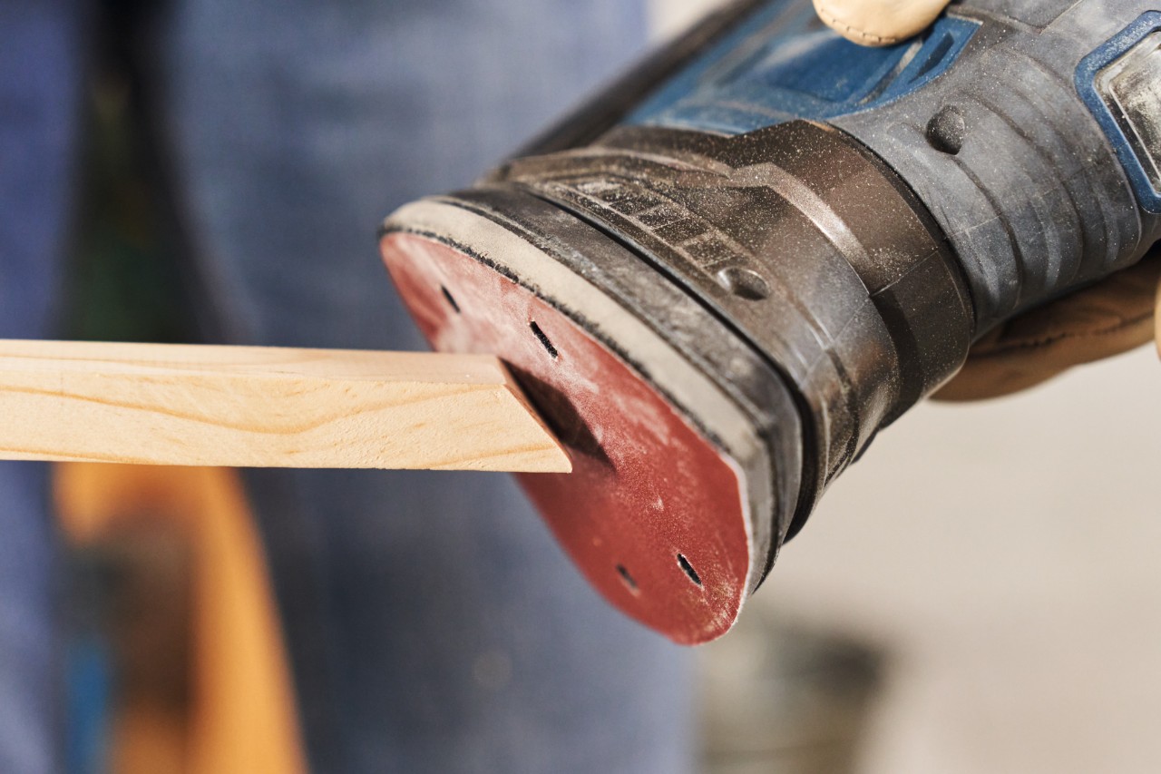 Met een accuschuurmachine schuur je de zijden van het hout glad.