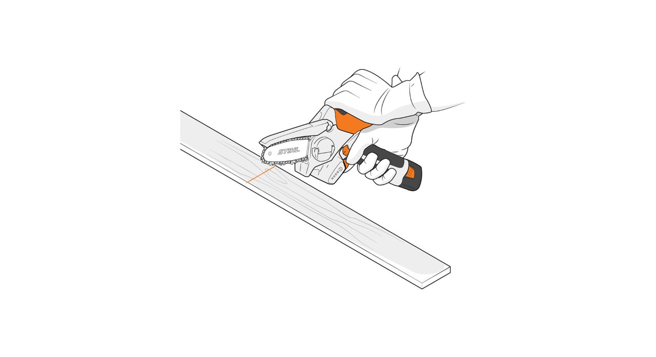 Iemand zaagt met de STIHL GTA 26 accusnoeizaag een plank 