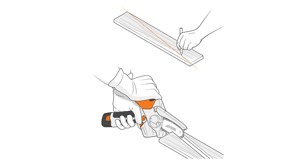 Iemand zaagt met de STIHL GTA 26 een plank diagonaal door