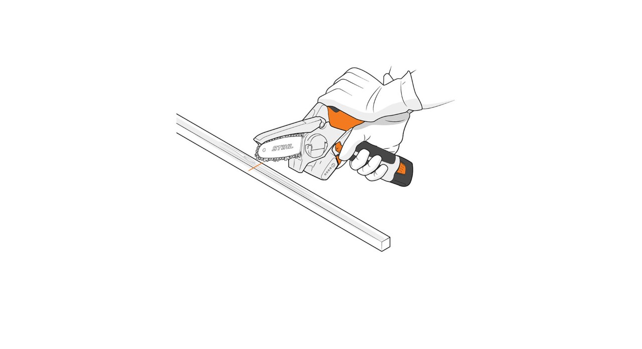 Iemand zaagt met de snoeizaag STIHL GTA 26 vierkante palen om een eigen kweekbak te maken