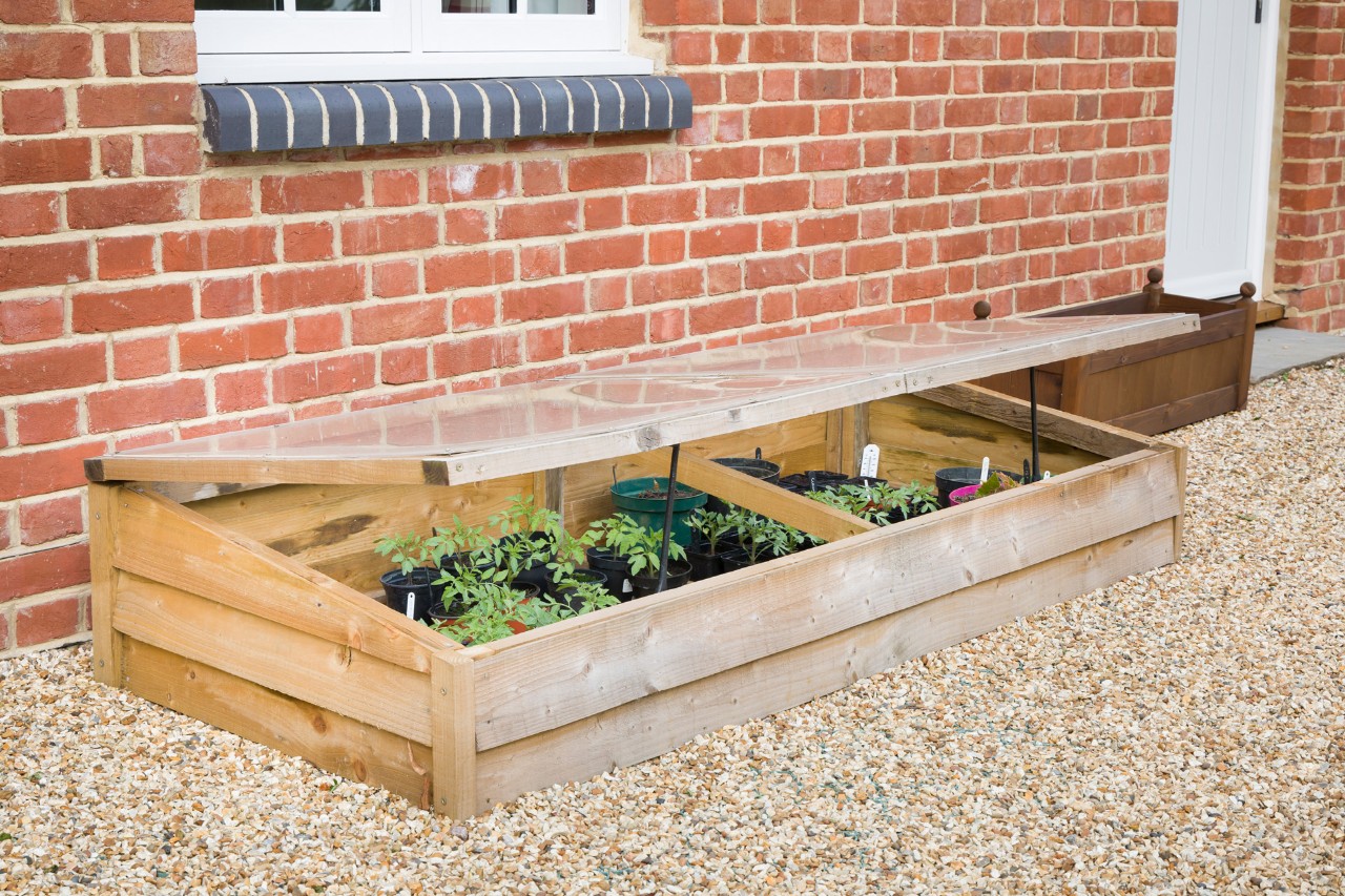 Houten kweekbak met planten