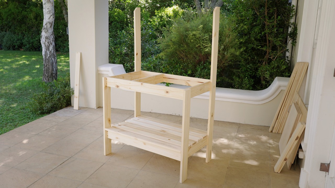 Plantentafel op een veranda met vastgeschroefde bodemlatten
