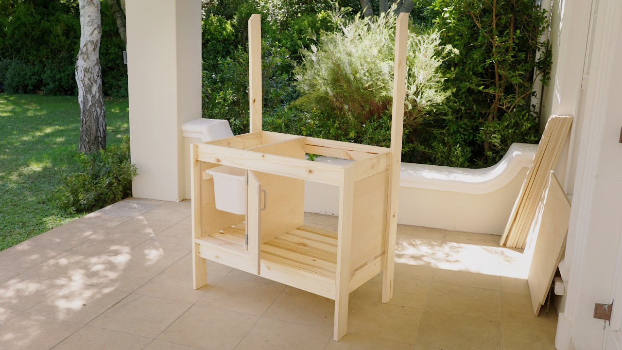 Plantentafel met bevestigde afvalbak