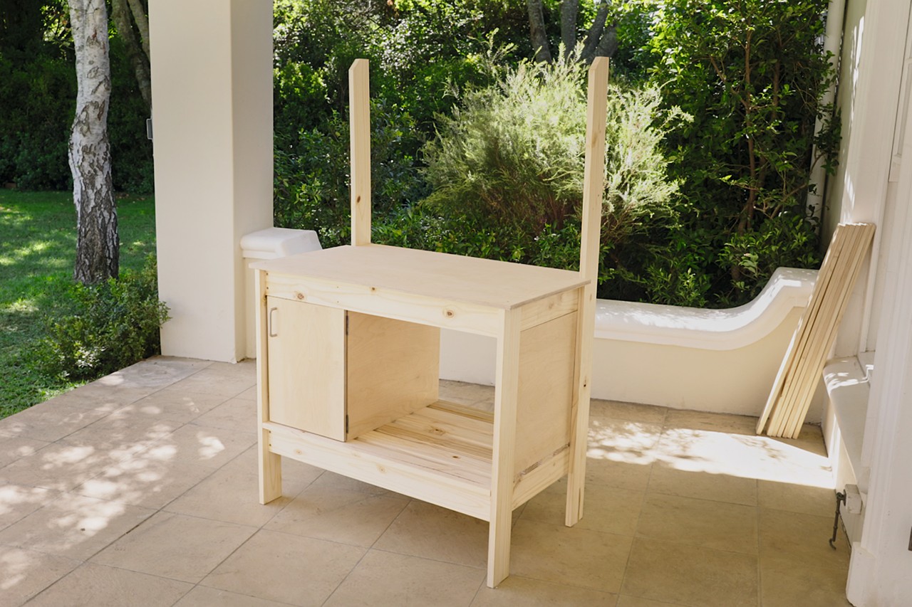 Plantentafel met bevestigde deur en werkblad