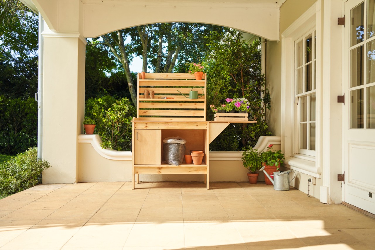 Zelfgemaakte plantentafel op een veranda 
