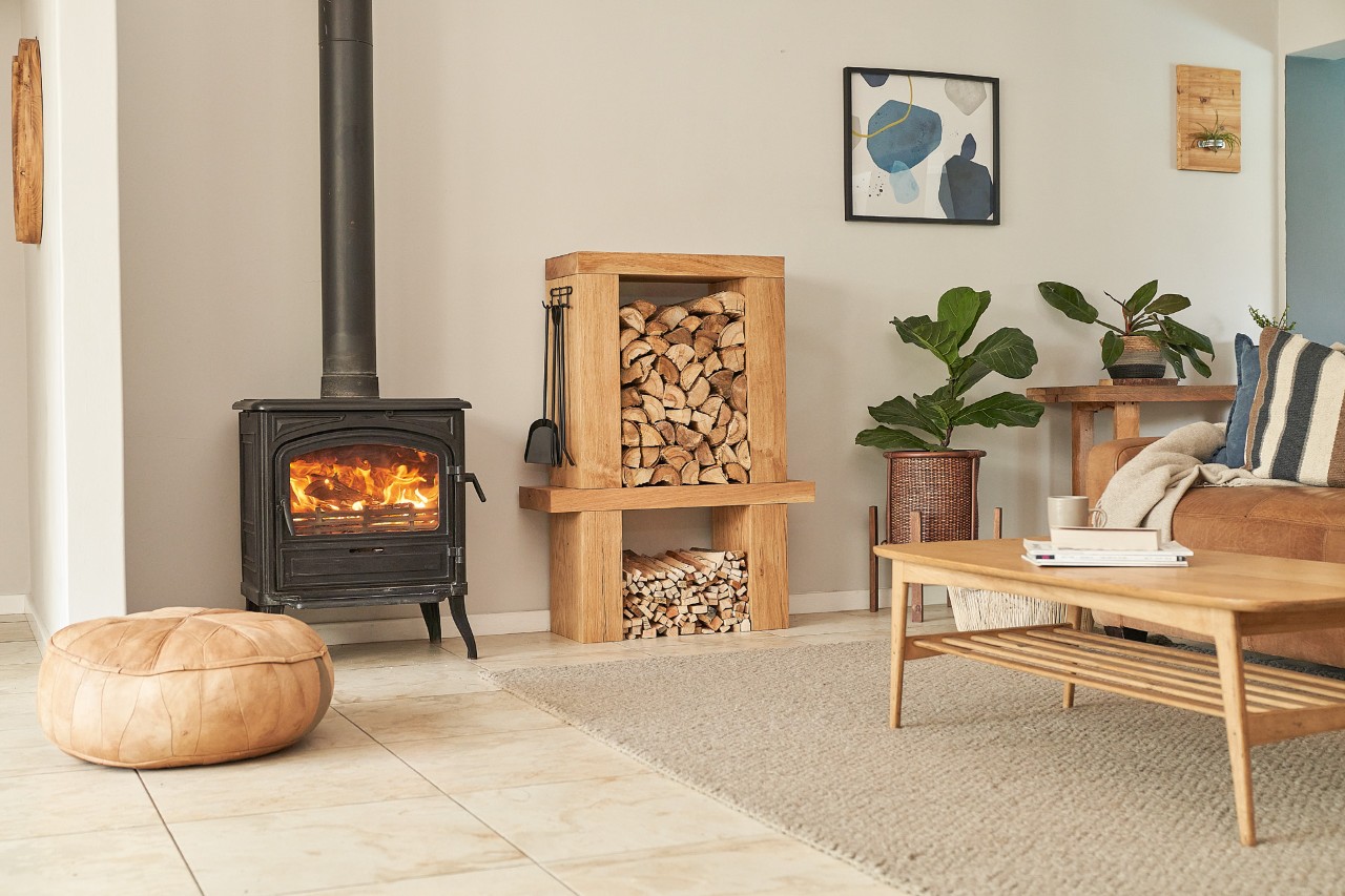 Gemeubileerd interieur met haard en brandhout