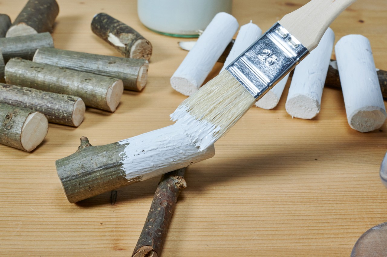 Maak een sierhart van een tak: stukjes hout worden wit geschilderd 