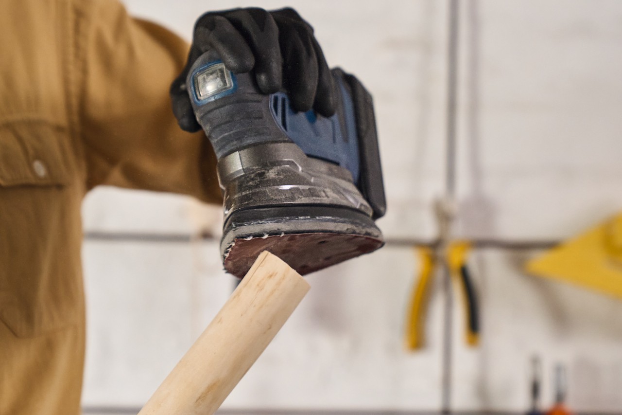 De snijranden van het hout voor je zelfgemaakte kledingrek worden geschuurd