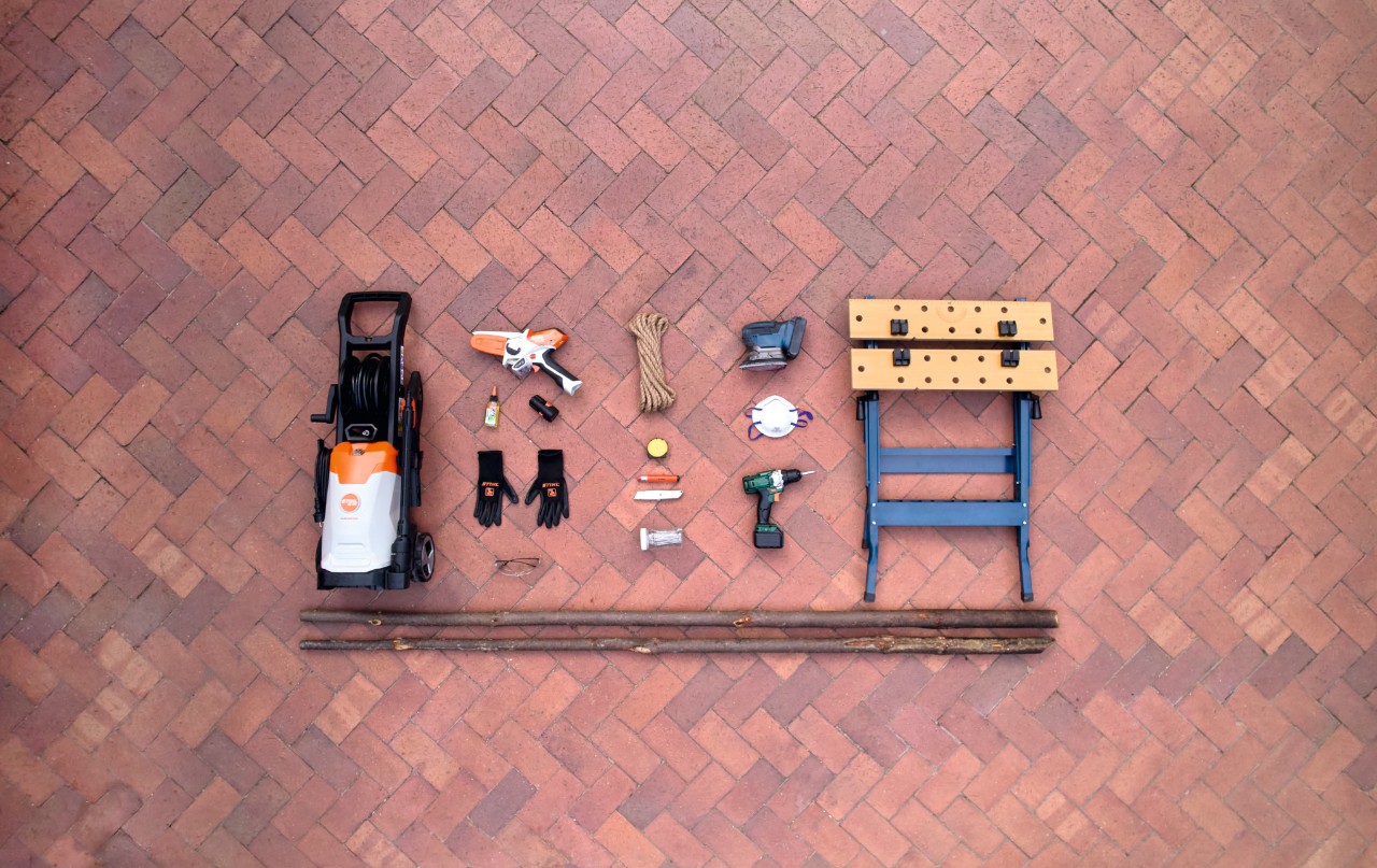 Materiaal en gereedschap om zelf een kledingrek te maken, bijvoorbeeld de hogedrukreiniger STIHL RE 100 en de snoeischaar STIHL GTA 26