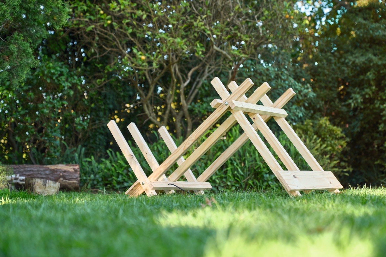 Houten zaagbok in de tuin
