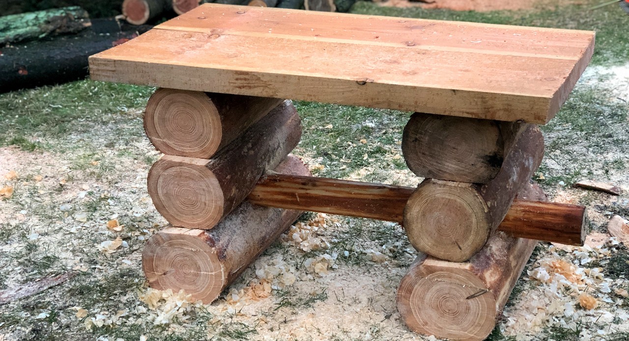 Rustieke doe-het-zelf houten tuintafel.