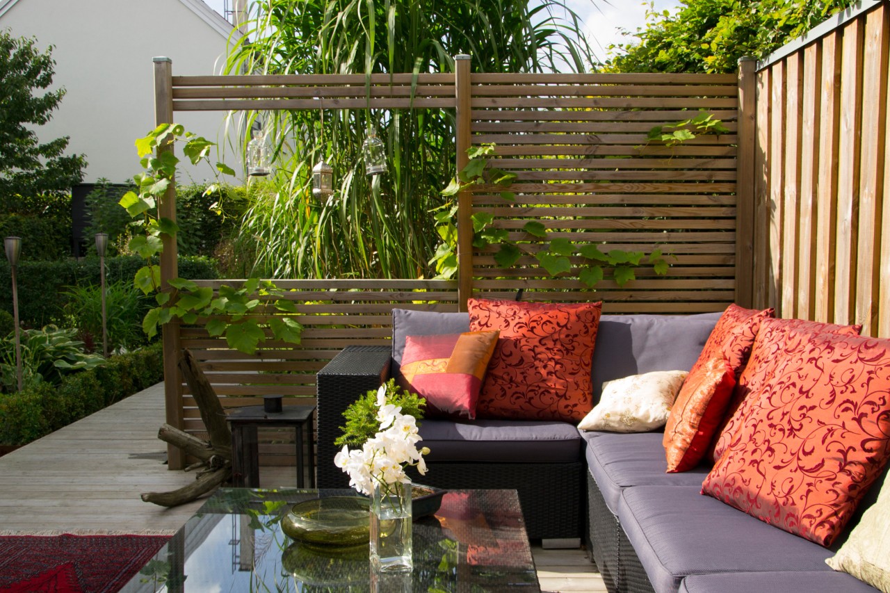 Modern terras met bank en houten bescherming tegen inkijk 