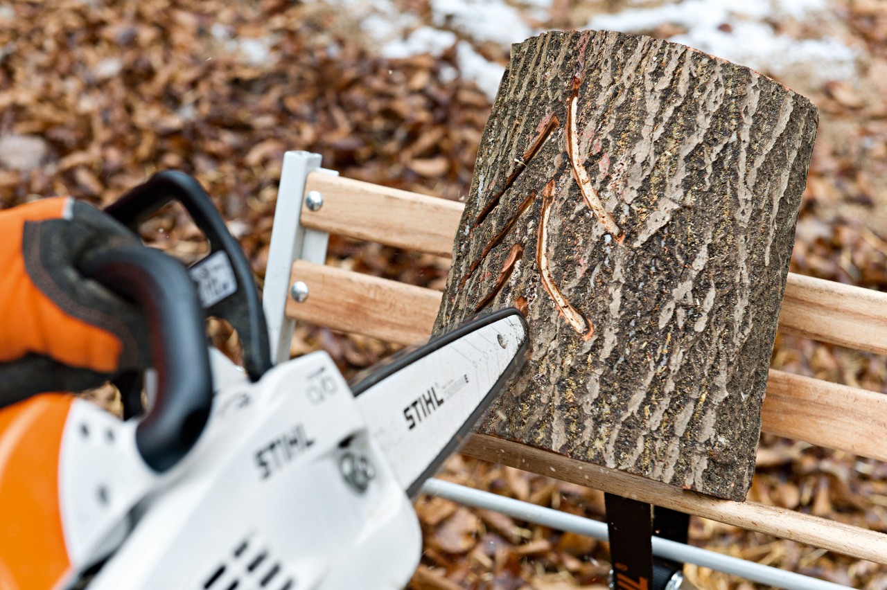 Lichtspleten in het hout zagen met een STIHL MS 201 C-M benzinekettingzaag met M-Tronic