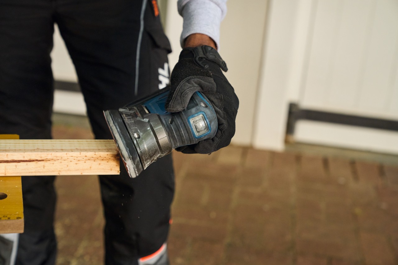 Met een multischuurmachine worden alle houten onderdelen geschuurd