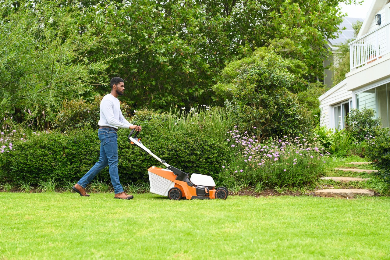 Een man maait het gazon met een STIHL RMA 448 V grasmaaier