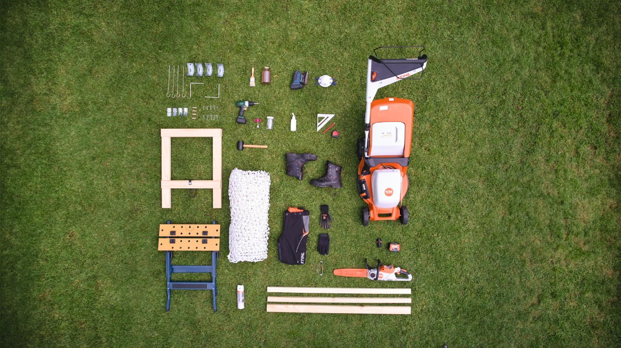 Droneshot van het materiaal en gereedschap dat nodig is om een voetbaldoel te maken