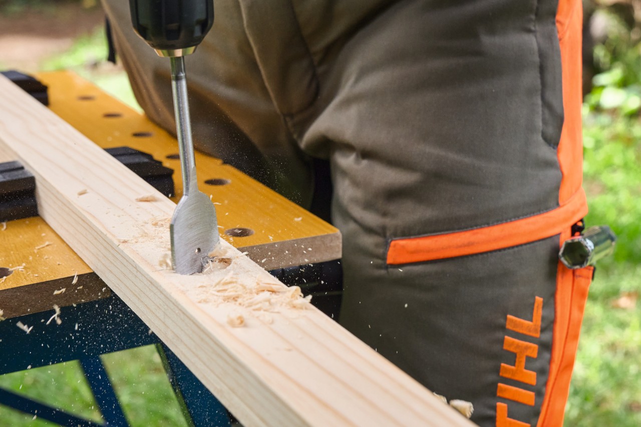 Close-up van iemand die blinde gaten boort in een houten plank