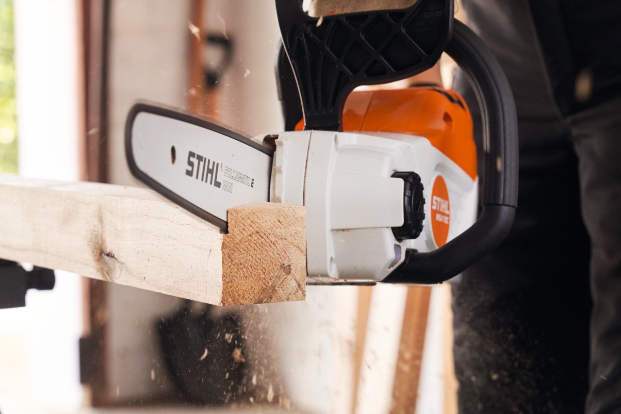 Close-up hoe de hoekstukken met een STIHL accukettingzaag op maat worden gezaagd