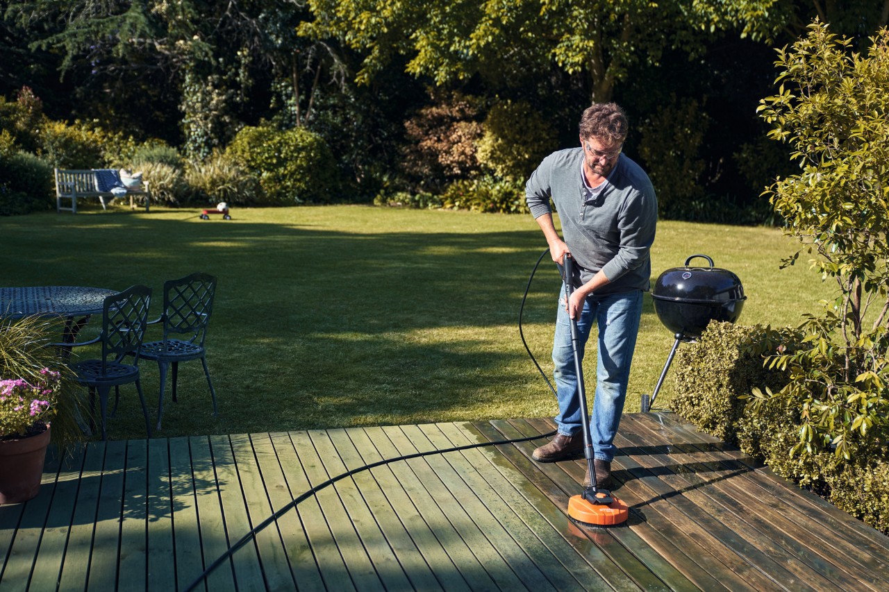 Man maakt met een STIHL RA 82 vlakreiniger het terras schoon