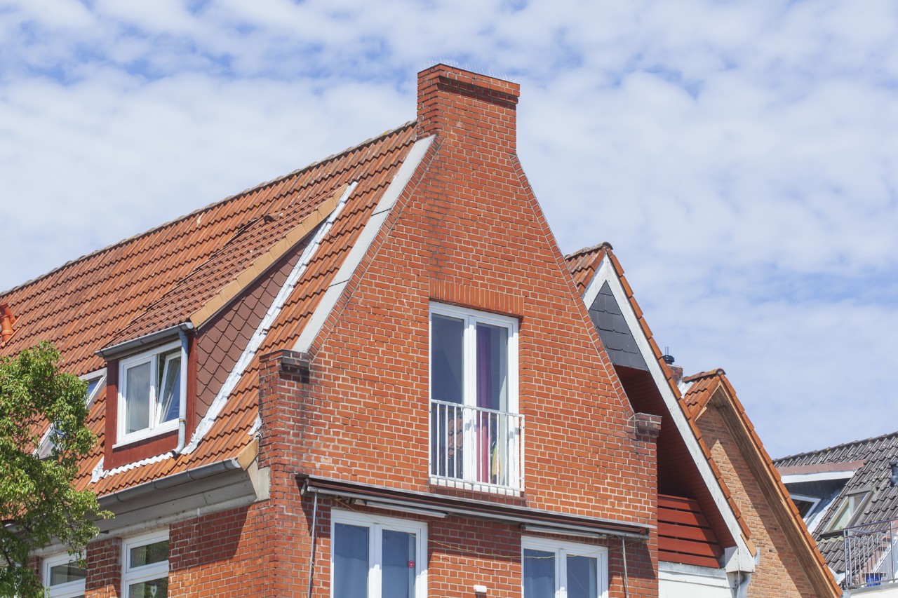 Een huis met een gevel van baksteen