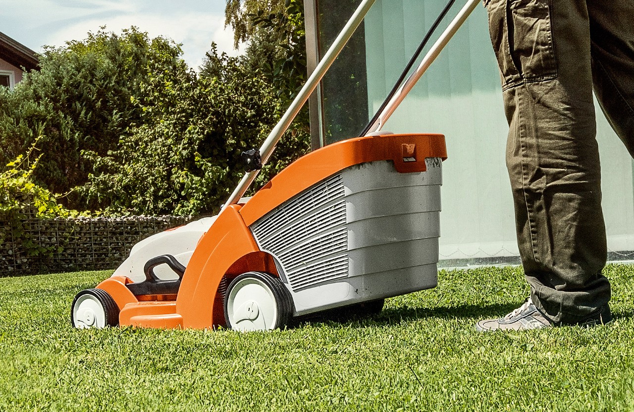 STIHL RMA 339 accugrasmaaier op groen gazon