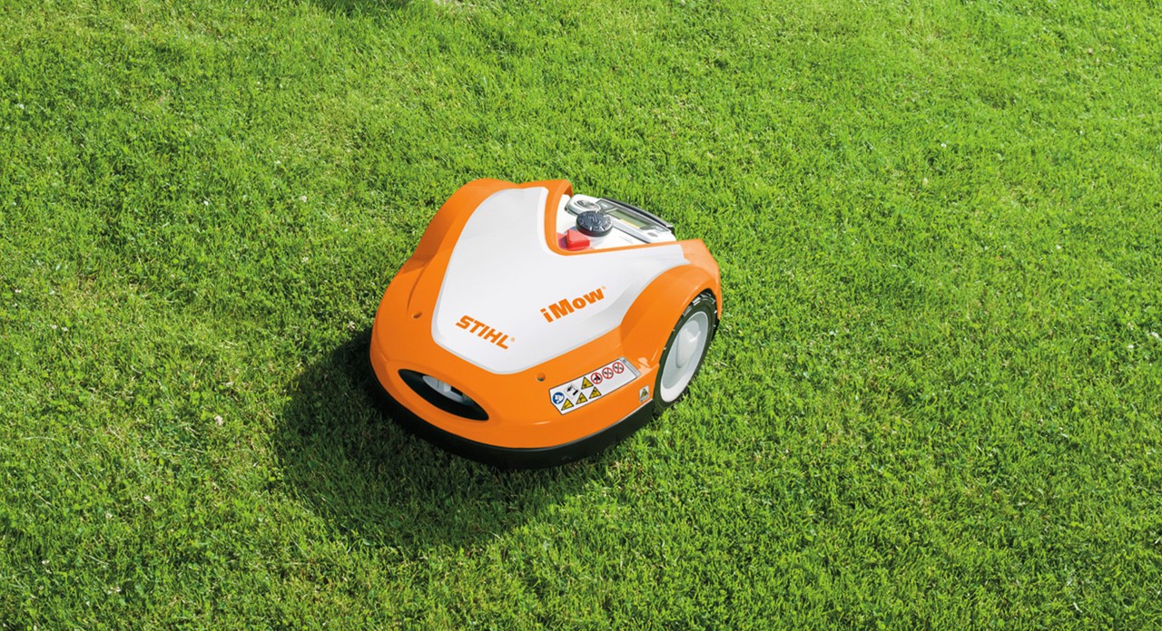 STIHL RMI 632 iMOW® robotmaaier met mulchfunctie op groen siergazon
