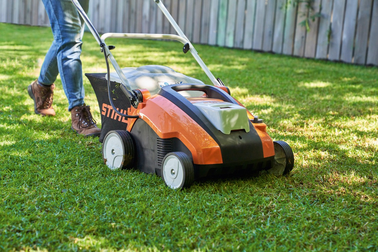 STIHL RLA 240 accuverticuteermachine bij het beluchten van een groene grasmat