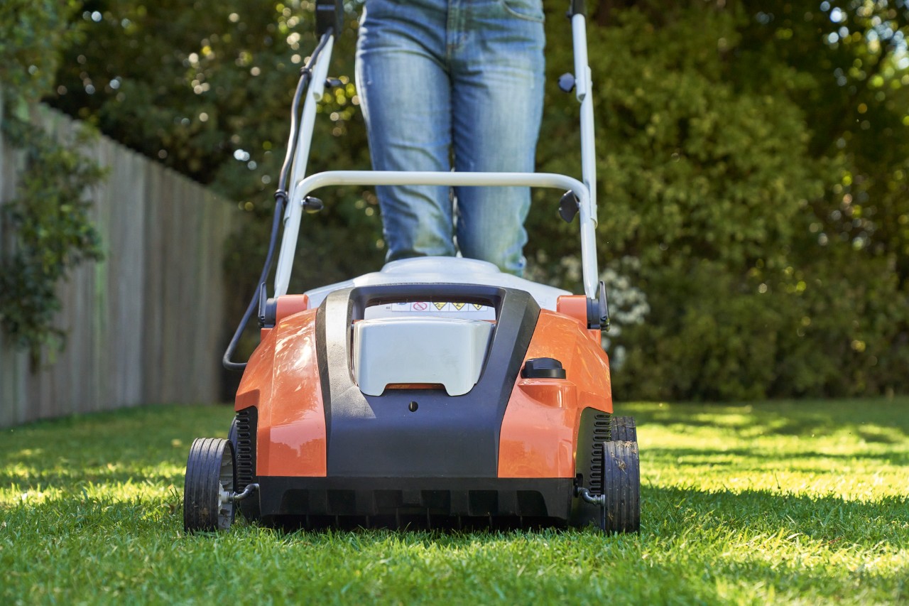Gazon wordt belucht met de STIHL RLA 240 accuverticuteermachine.