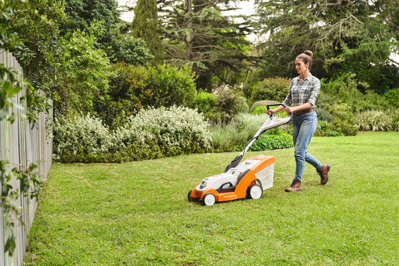 Vrouw maait zelf gelegd gazon met een STIHL RMA 339 C accugrasmaaier