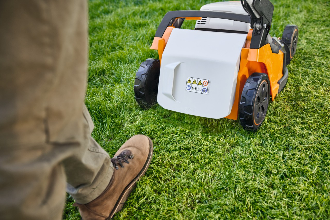 STIHL benzinemulchmaaier RM 2 bij het mulchen