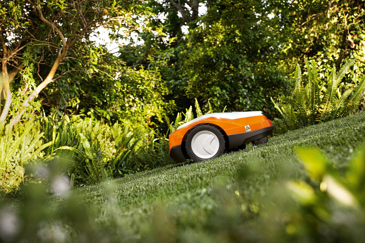 De iMOW® robotmaaier STIHL RMI 522 op een helling