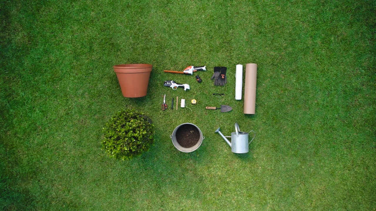 Materiaal en gereedschap voor het maken van een buxushaas liggen klaar op het gazon