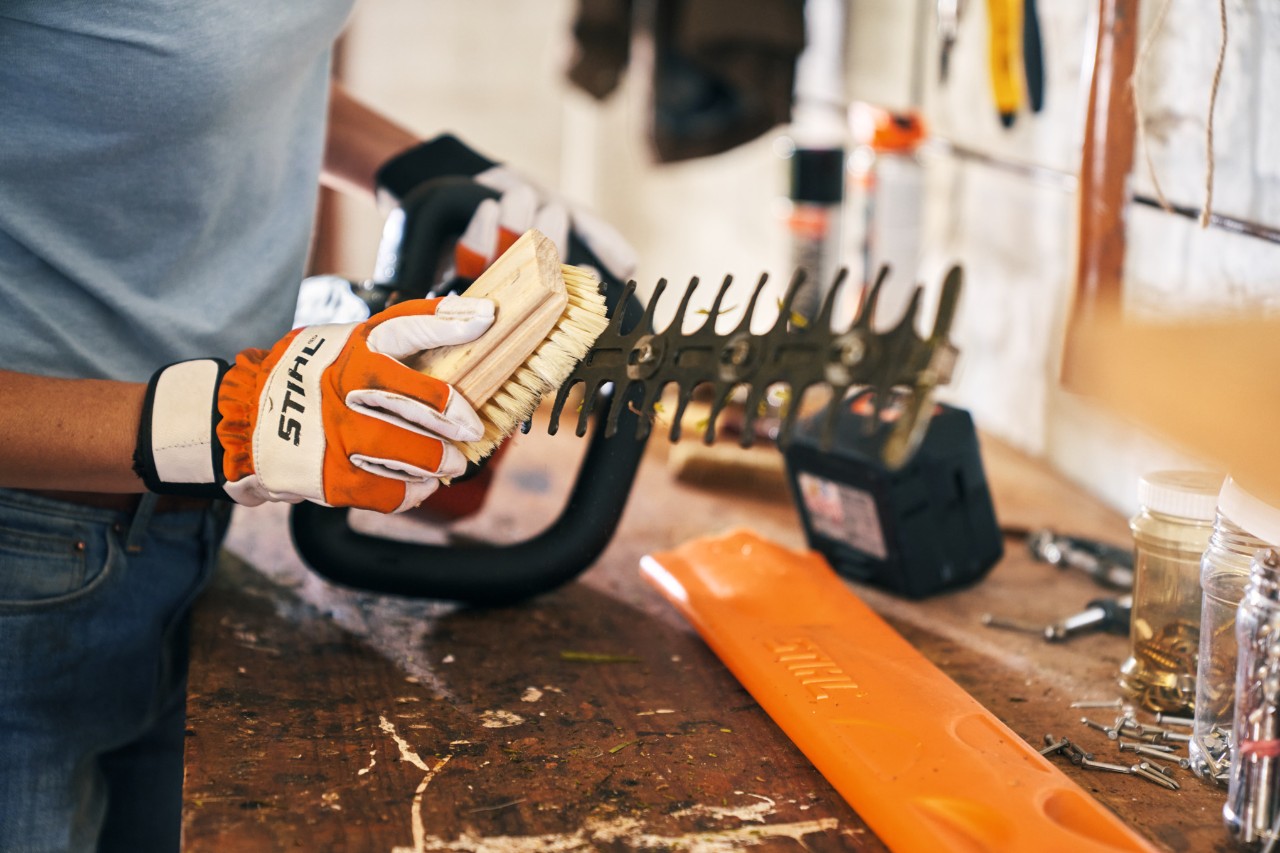 Nadat u de taxus hebt gesnoeid, is het essentieel om uw STIHL-heggenschaar schoon te maken