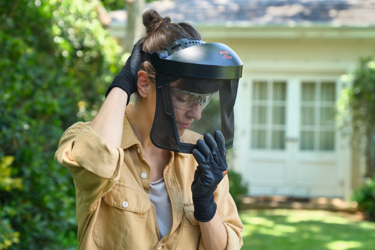 Vrouw met gezichtsbescherming