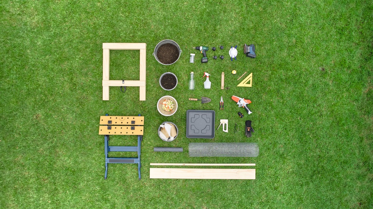 Drone-opname van het materiaal en gereedschap dat nodig is om een wormenkist te bouwen
