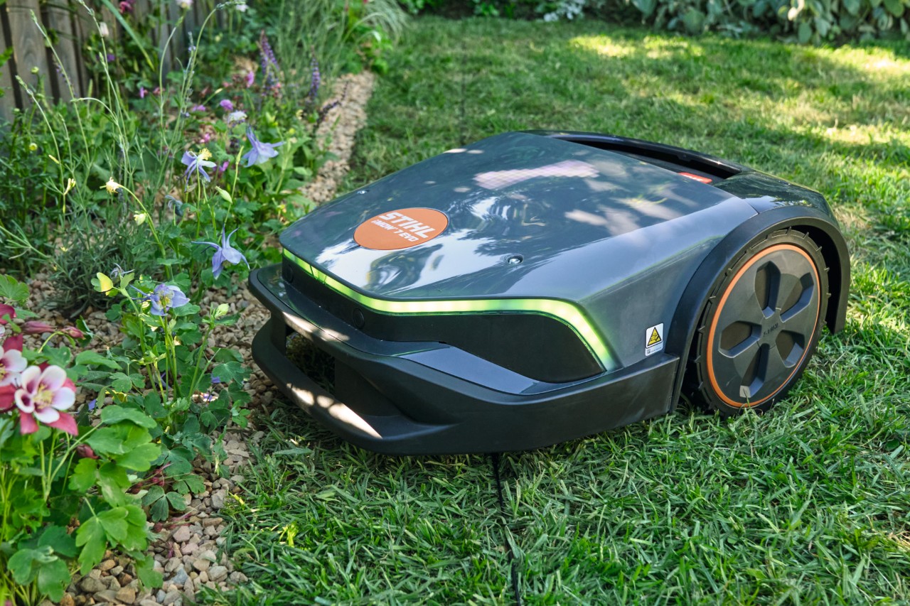 De STIHL iMOW® 7 EVO robotmaaier rijdt over het gazon om te maaien